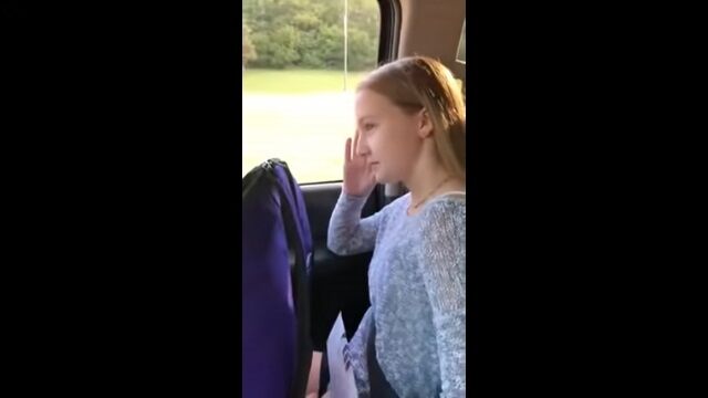 目立ちたくない娘を、大騒ぎで学校に送り届けるパパ。思わず娘も苦笑い