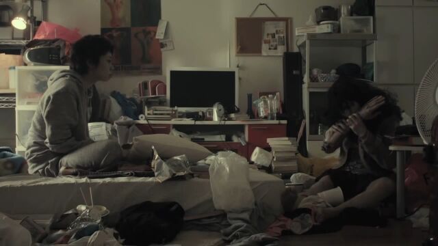 なぜ私だけゾンビに襲われないの?ゾンビ黙示録の世界で生きる美容師の女を描いたショートフィルム Deads