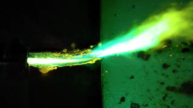 金属を溶かして吹き飛ばす!プラズマカッターで焼き切る様子を観察した超スローモーション映像