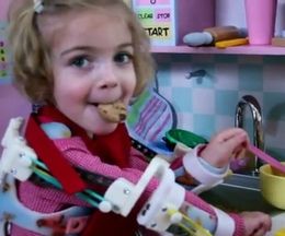 3Dプリンタが叶えた夢。2歳の少女、エマちゃんを救った外骨格補助器具
