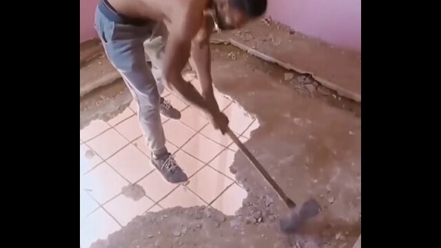 白いタイルの上で解体作業してるのかと思ったら違った。怖い。