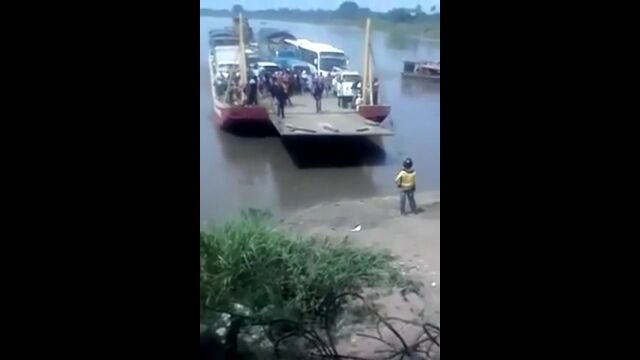 間一髪!先走ってフェリーに押しつぶされかけた男