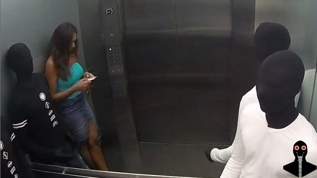 マネキンだと思いこんでいた存在が突然動いてビックリ！エレベーター内で仕掛けたドッキリ映像