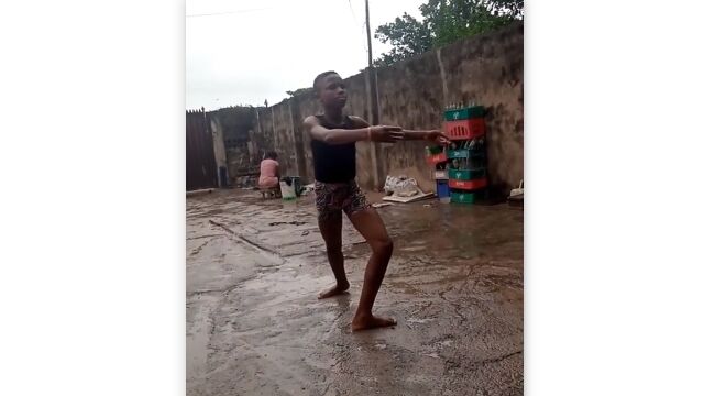 バレエダンサーを夢見て、雨降る屋外で裸足のまま踊るナイジェリア人少年
