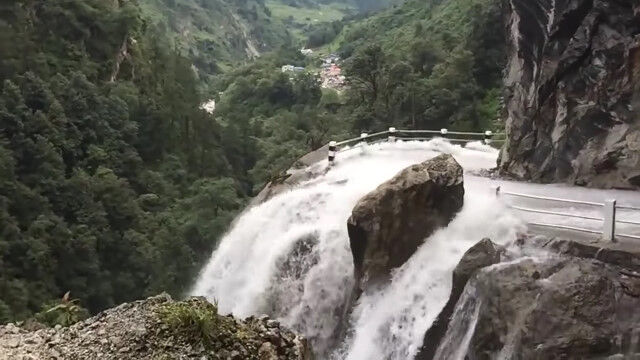 崖っぷりギリギリのネパールの山道、滝と融合して恐ろしいことに