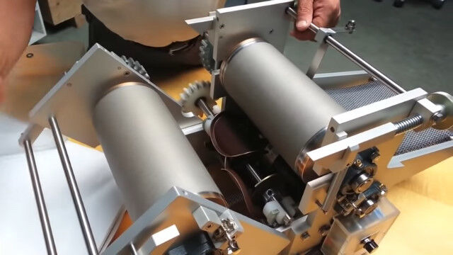 ���Ϥ������ȼ�ưŪ�˥ȥ�ƥ�����η��ǽ��Ϥ�³��������