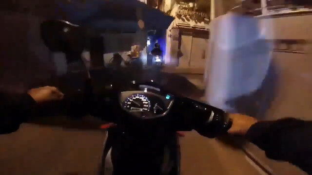 細い路地を右へ左へ、バイクで逃げる強盗を追うベトナム警察のバイクチェイス