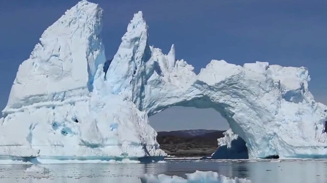 巨大なアーチ状の氷山が崩れる瞬間を撮影した映像