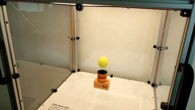 驚くべき精度と速さでボールをジャグリングする、ケーブル駆動パラレルロボット