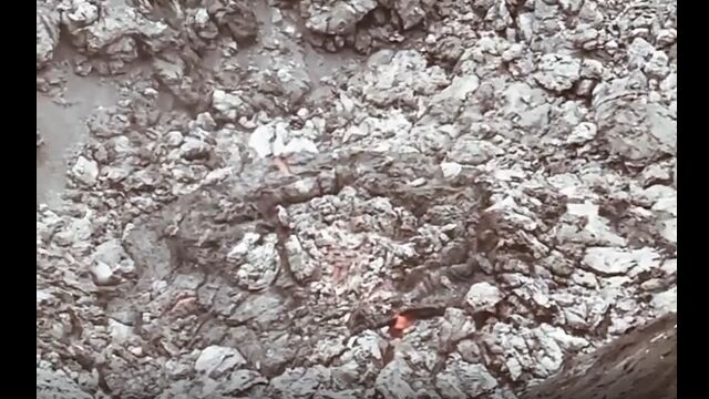 火山が噴火する瞬間、火口をどアップでとらえた映像