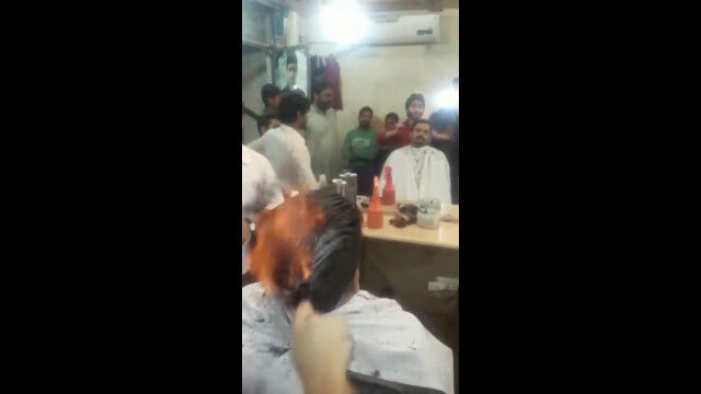 頭髪炎上。髪の毛を燃やしながら整える、インドの床屋さんが怖すぎる