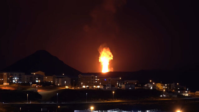 自宅バルコニーから見える火山噴火。アイスランド在住の男性が撮影した恐ろしい日常風景