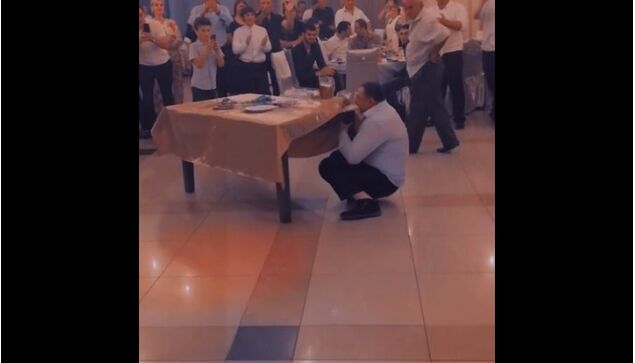 テーブルの角を噛んで持ち上げる、ジョージア国の結婚式で披露された一発芸