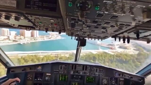想像以上に恐ろしい。超低空飛行で給水する、消防飛行機のコックピット映像