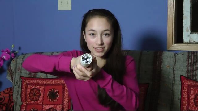15歳の少女が発明した熱発電懐中電灯「The Hollow Flashlight」が凄すぎる!手に持つだけで発電して光る!