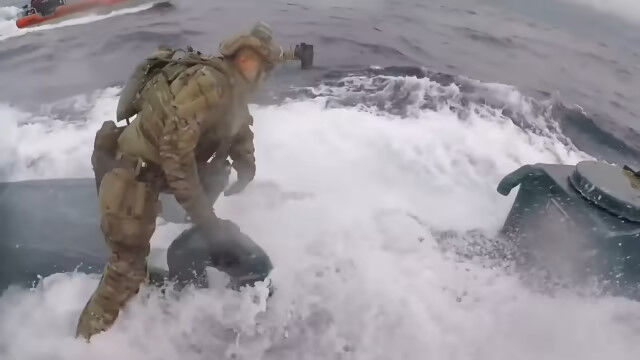 麻薬を密輸する潜水艇を追跡。巡視船で並走しながら沿岸警備隊員が飛び乗り、停止させるという逮捕劇