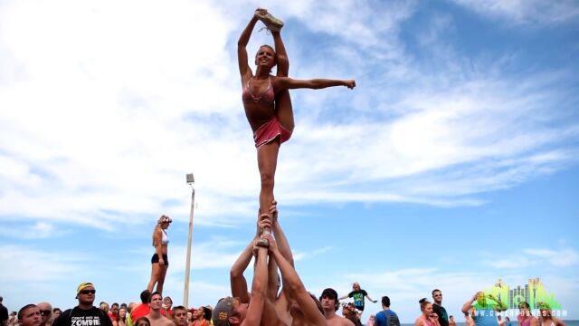 チアリーダーたちが宙を舞う!「Stuntfest 2013」で撮影された凄すぎるチアリーディングの数々