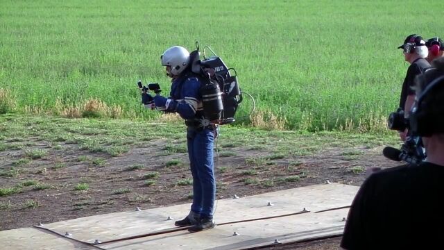空を自由に飛べる、小型で高性能なジェットパック「JB-9」のテスト飛行映像