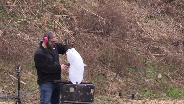 映画でよく見る「枕に拳銃を押し当てて消音」はホントに効果あるのか?実際撃って試してみた