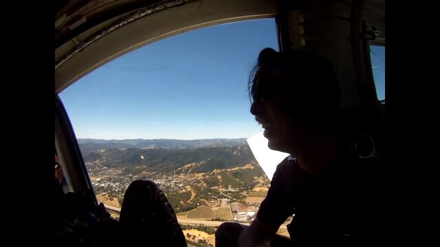 軽飛行機から誤って落としたカメラが猛回転しつつ地上に激突。カメラは無事でブタに歓迎される