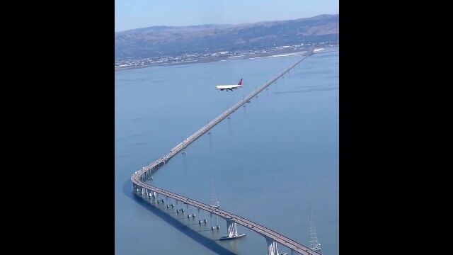 「飛んでいるのに止まっている飛行機」が不思議