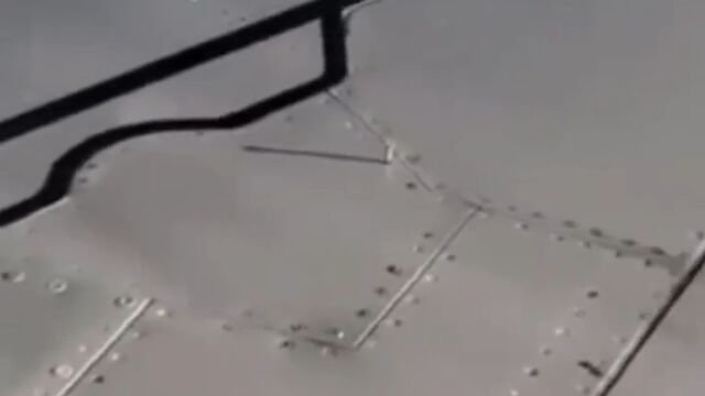 締め忘れた?緩んだ?飛行機の窓から見えた、今にも抜け落ちそうな翼のネジ