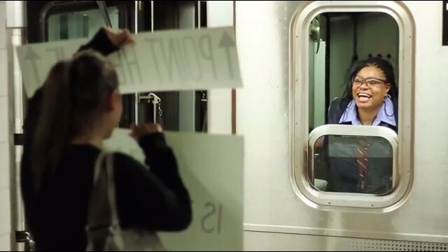 「全裸の乗客を見たことがありますか?」イエスと答えざるを得ない、指差し確認を利用したイタズラ