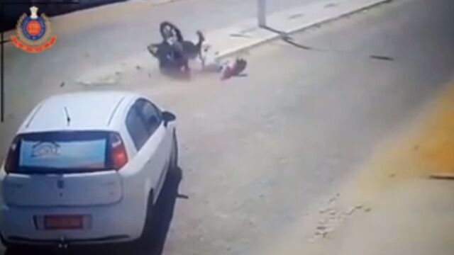 助かったと思った直後の衝撃。ヘルメットがなかったら死んでいたであろうバイク事故の瞬間