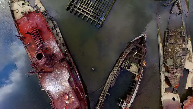 朽ちた廃船が都会の片隅で眠る、ニューヨーク、スタテンアイランドの船の墓場
