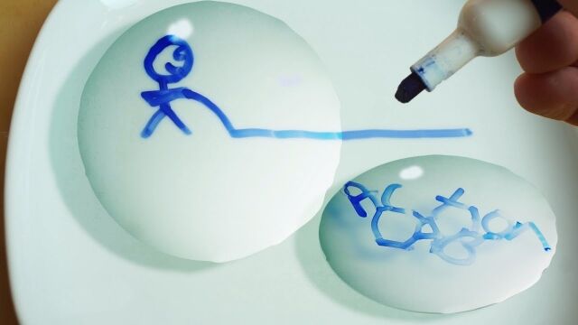 マーカーで描いた絵が水に浮く!ホワイトボードマーカーと水を使った現象が面白い