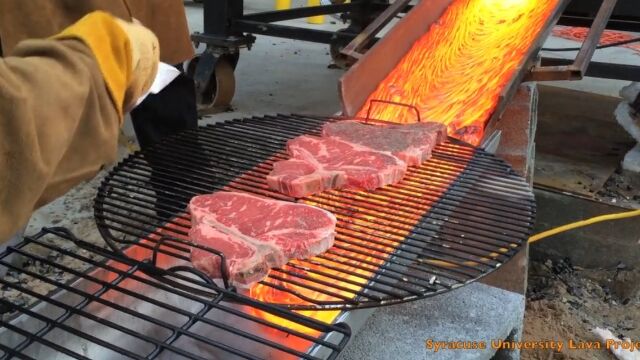 溶岩の熱でステーキ焼くぜ!シラキュース大学で行われた溶岩バーベキュー実験