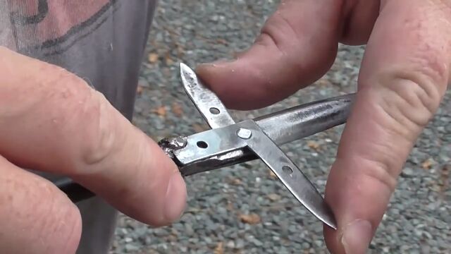 刺さった瞬間、刃が展開。対ゾンビ用の鏃を開発してご満悦のスリングショットのおっさん