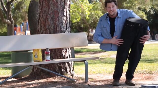 下半身が取れちゃった!あり得ない状態で動いてる、バラバラ男のドッキリ映像