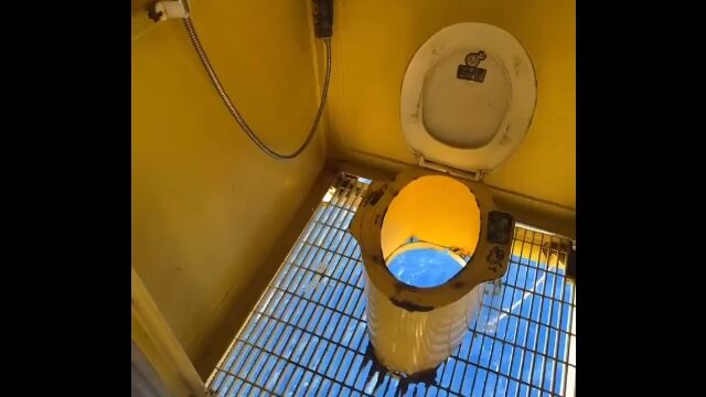 爽快感と怖さでゾクゾクする、海の見えるトイレ