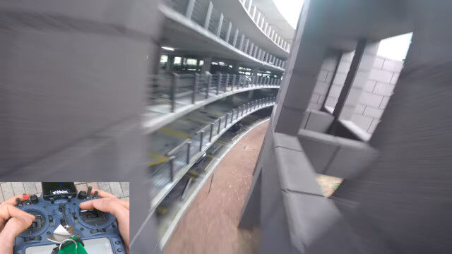 驚くべき立体機動力で建物の中を外を飛び回るドローンが凄い