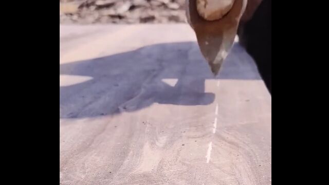 斧を正確に振り下ろし、岩を切り出す職人技