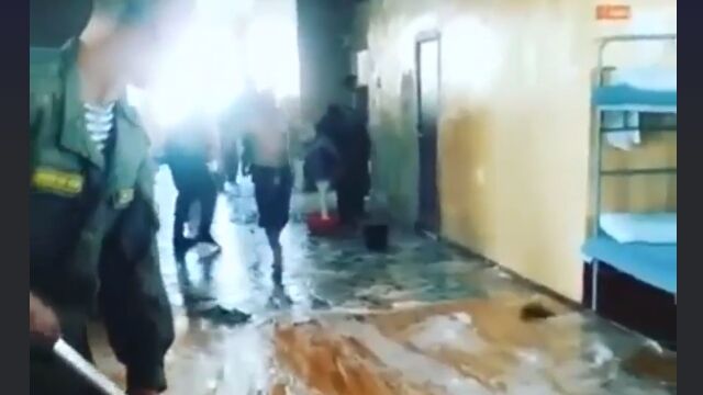 オリンピック開催の望みを捨てず、カーリングの特訓に励む男たち