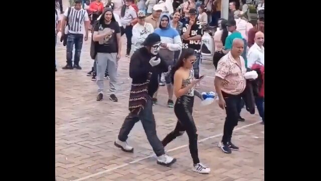 「歩き方」をコピーするパントマイマー。ただそれだけがとても巧く、面白い