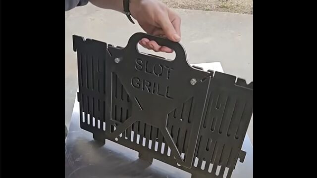 分解して畳んで真っ平らにできる、シンプルな金属製バーベキューグリル