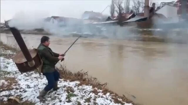 さすがロシア。寒い時はストーブを背負って強引に暖を取る