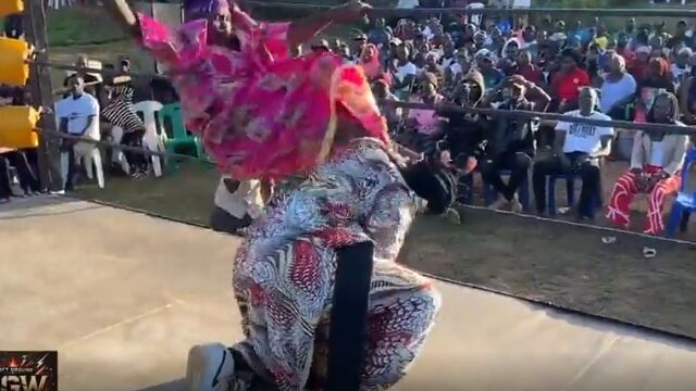 ウガンダ女子によるプロレス。凶器あり、場外乱闘ありで、かなり凄い
