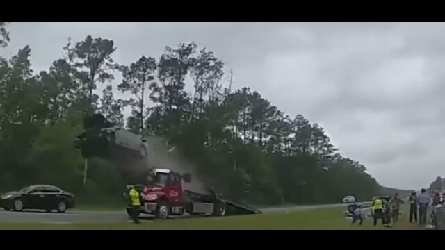レッカー車をジャンプ台に、前方不注意の車が大ジャンプしてしまった事故の瞬間