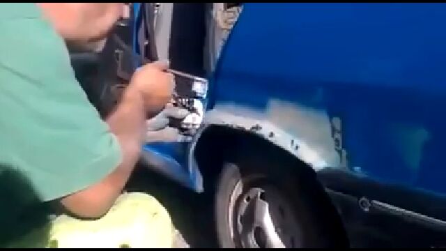 ペンキを息で吹き付ける、ルーマニアのカーペイント職人