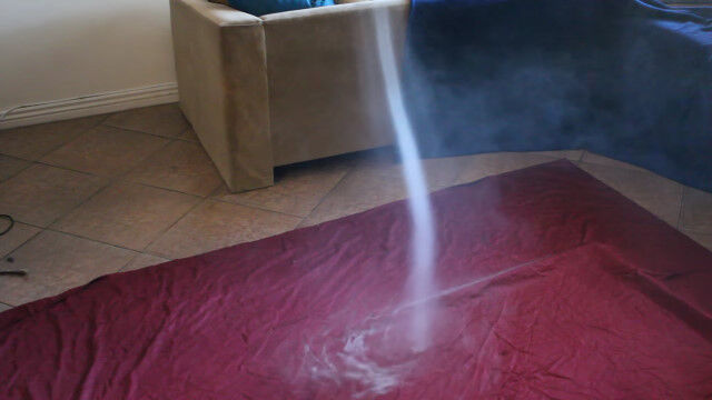 フォグマシンとシーリングファンで作り出した屋内トルネード