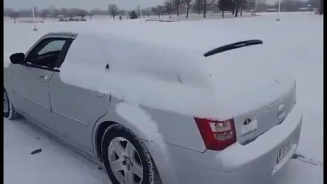 これは便利!車に積もった雪を一瞬で落とす限定的な方法