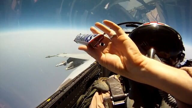飛行中の複座式戦闘機における物品の受け渡しはこんな感じらしい
