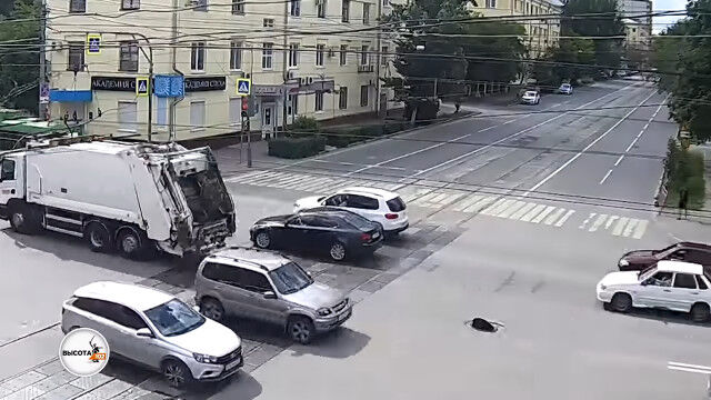 ロシア、交差点の真ん中の危険なマンホールをめぐる攻防。もうちょっと何とかならないものか