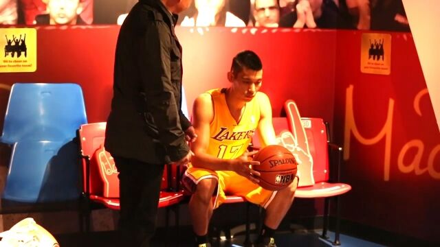 蝋人形かと思ったら本物だった!!NBA選手、ジェレミー・リン本人が仕掛けたドッキリ映像