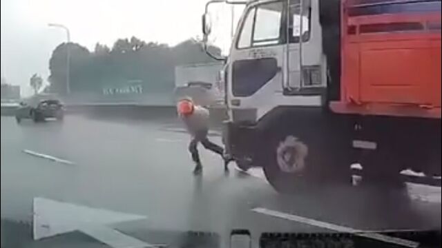 危機的状況をかろうじて回避した奇跡的瞬間の映像集