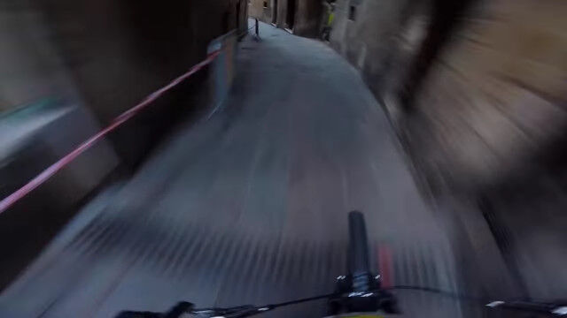 スタート直後から常人にはキツい。フランス、グラースの石造りの街を走るダウンヒルレースの主観映像